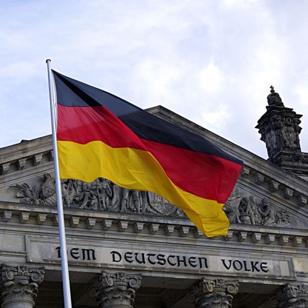 Deutschlandfahne vor dem Bundestag